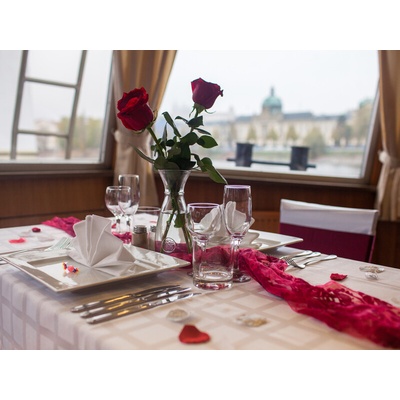 Romantická plavba po Vltavě s výhledem a gurmánským zážitkem – Zboží Dáma