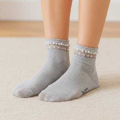 Памучни чорапи в сив цвят с ефектни перли и камъчета