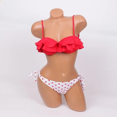 Очарователен дамски бански в червено и бяло със сърца