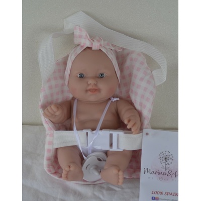 Marina & Pau Realistická holčička usmívající se Maruška v kostičkované světle růžovo bílé autosedačce Cookie Baby 20 cm