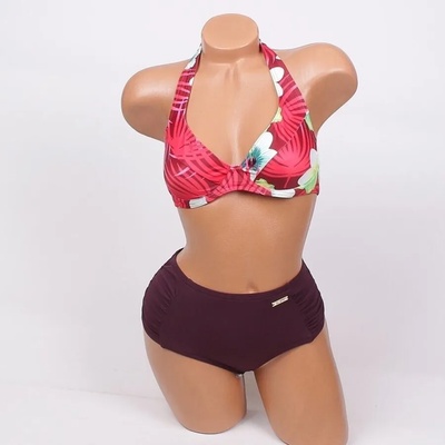 Бански в червено и тъмнокафяво с цветя и листа