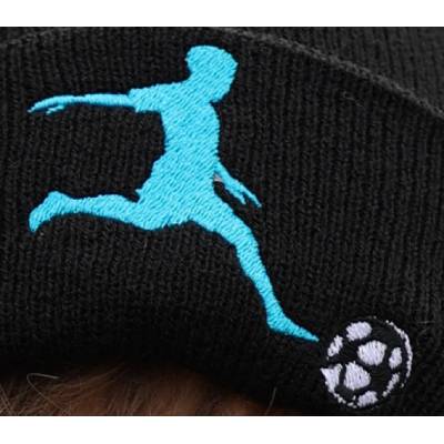 Pletex dvojitá pletená čepice s výšivkou fotbalisty P360 Červená