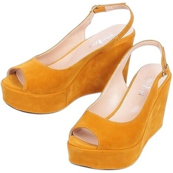 Велурени сандали в наситено жълто с висока платформа