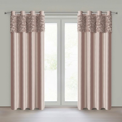 Takoy Pudrový velurový závěs zdobený 3D aplikací růží 140x250 cm průchodka - ROSES Eva Minge-HF-480871 | 140 x 250 cm