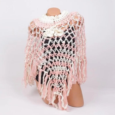 Плетено пончо в бяло и розово с ресни