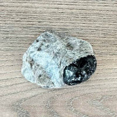 Nefertitis Obsidián Apačská slza v matrixu USA 49 NF64421 - cca 2,7 cm, 79,7 g