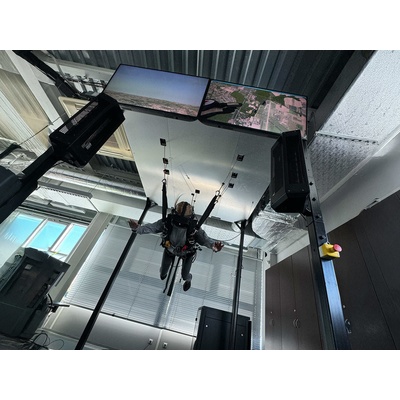 Simulátor seskoku padákem s VR
