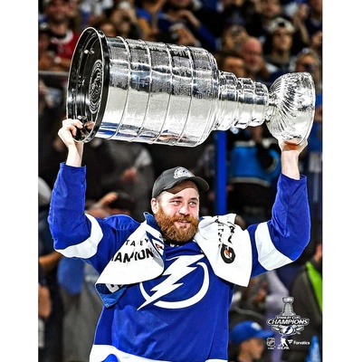 Fanatics Fotografie Victor Hedman Tampa Bay Lightning NHL 2021 Stanley Cup Champions Raising Cup Photograph 8" x 10"