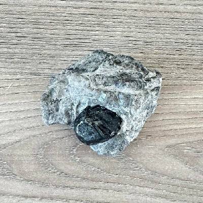 Nefertitis Obsidián Apačská slza v matrixu USA 56 NF64428 - cca 2,2 cm, 83,7 g