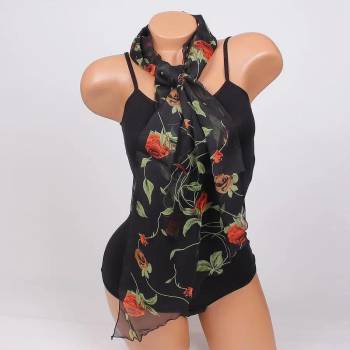 Image 1 of Стилен дамски шал в черно с рози