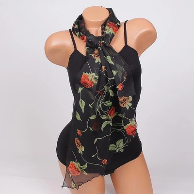 Стилен дамски шал в черно с рози