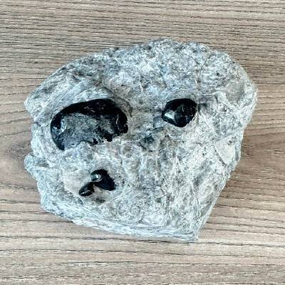 Nefertitis Obsidián Apačská slza v matrixu USA 106 NF64924 - cca 3,2 cm, 677 g