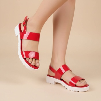 Дамски лачени сандали в червено