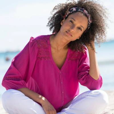 Halenka s výstřihem do V a macramé purpurová