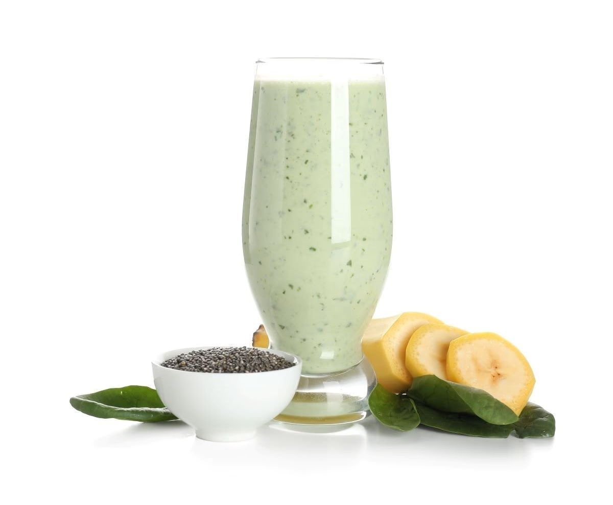 Smoothie verde din spanac și banană, alături de semințe de chia - o gustare sănătoasă în cadrul unei cure de detoxifiere