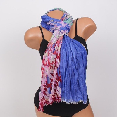 Дамски шал в синьо и бяло с цветя