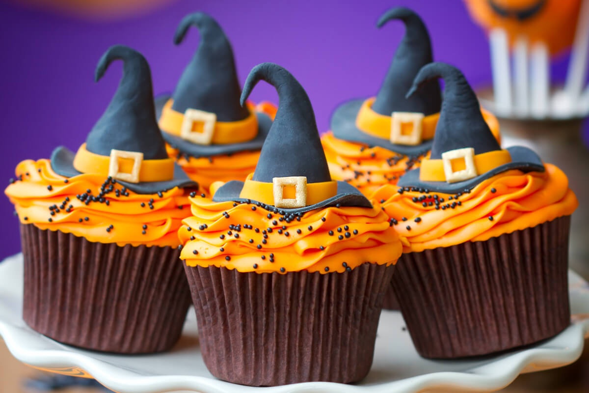 Narancskrémes Halloween cupcake boszorkánysüveg díszítéssel