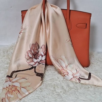 hedvábný šátek magnolie na růžovém pozadí v dárkovém balení