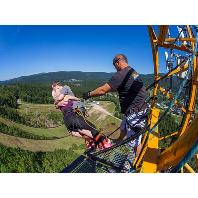 Bungee jumping z televizní věže