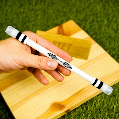 Turning Pen spinning Bílá