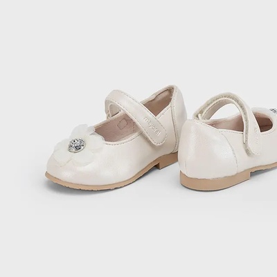 Mayoral Нежни пантофки в перлен цвят за бебе момиче с цвете и велкро Майорал