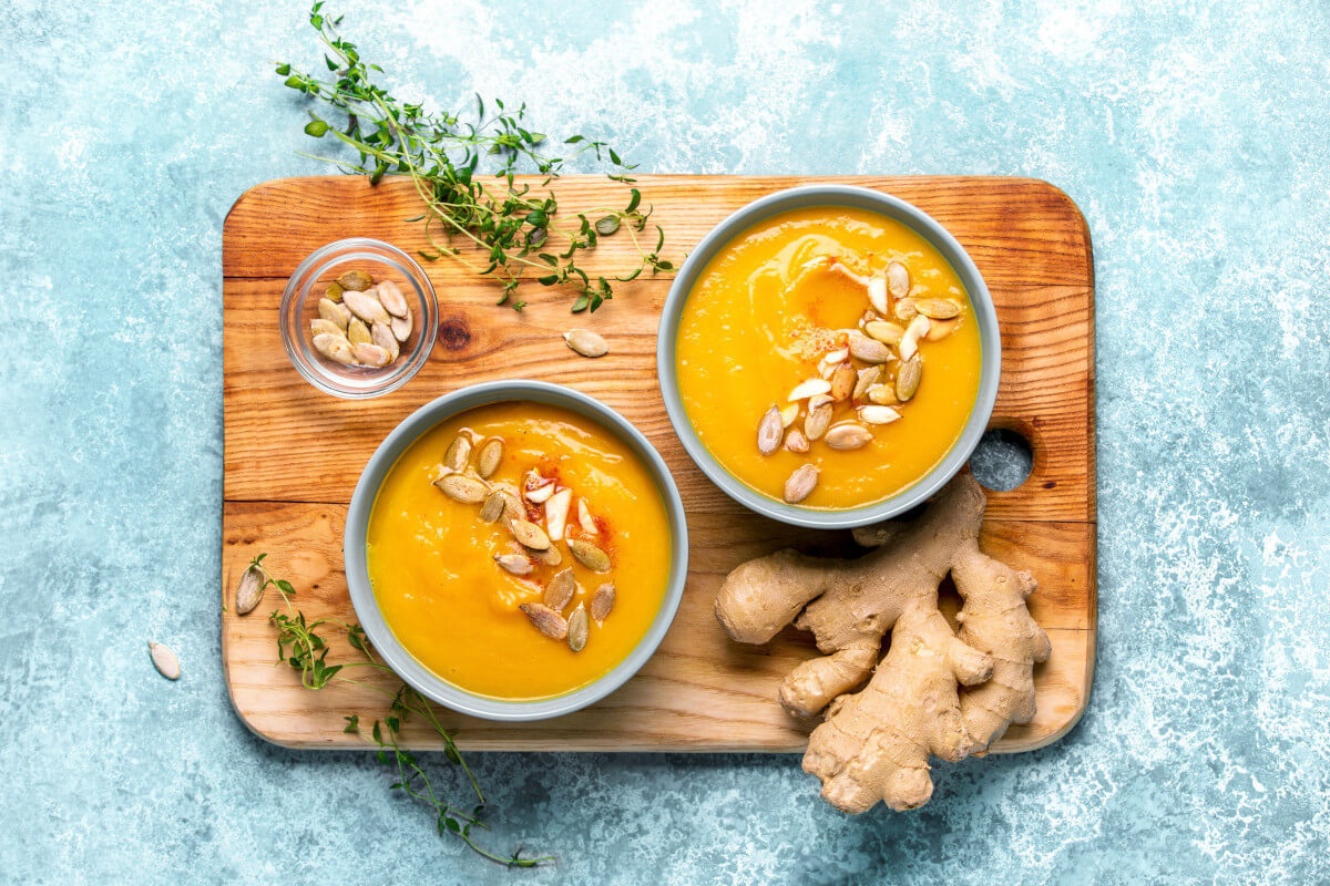 Două porții de supă de dovleac cu ghimbir, curry și portocale Două porții de supă de dovleac cu ghimbir, curry și portocale