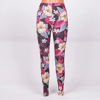 Шарен клин с прекрасни цветя и листа