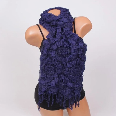 Елегантен шал в цвят индиго с цветя и ресни