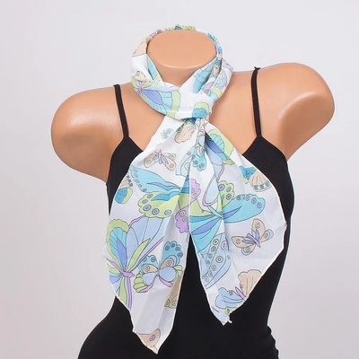 Моден аксесоар в бяло със сини пеперуди