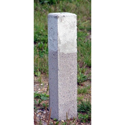 Betonový mezník