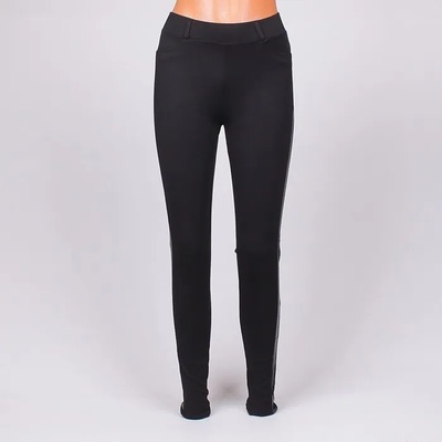 Елегантен клин в черен цвят с кожена лента и джобове отзад