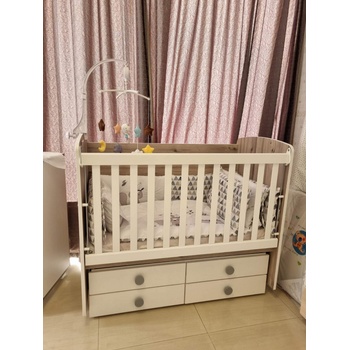 Дейзи Нова ЕООД Бебешка кошара Деси с подвижна решетка северен дъб+бял