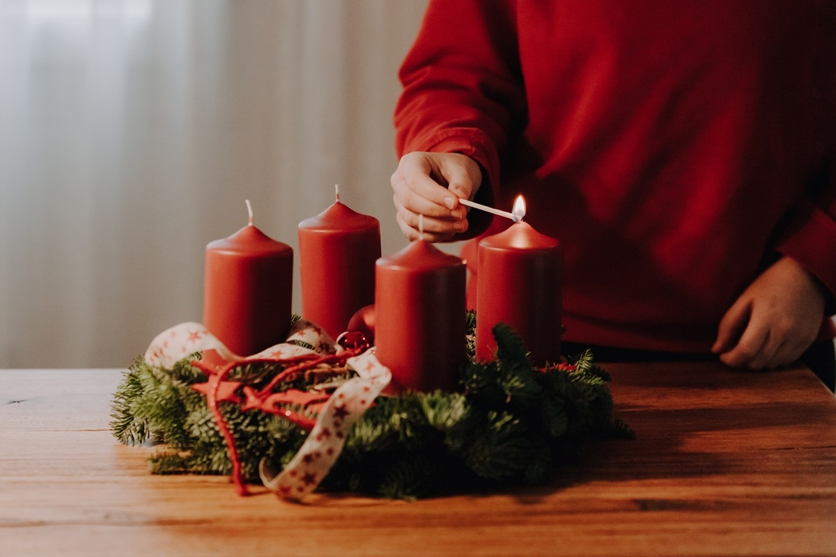 Zapaľovanie sviečky na prvú adventnú nedeľu