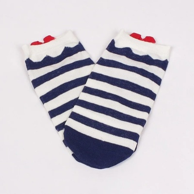 Детски къси чорапи на бяло и тъмносиньо райе