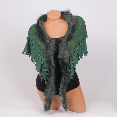 Триъгълен шал в зелено с дантела, пискюли и пухче