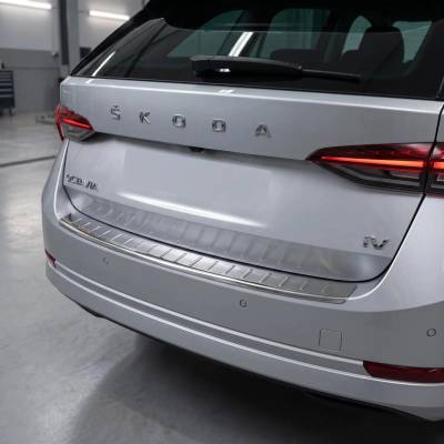 Omtec Nerezový leštený kryt hornej hrany zadného nárazníka Škoda Octavia IV 2020+ liftback