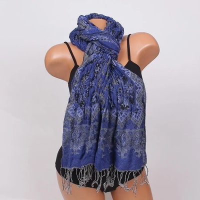 Дамски шал в синьо с красив десен