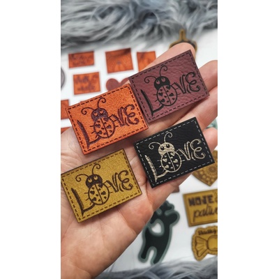 Koženkový štítok Love lienka Materiál/farba: Brúsená koženka TENKÁ MINT