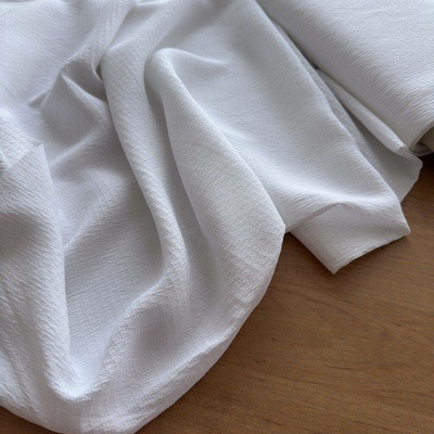 Bílý krep polyester