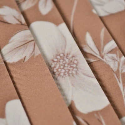 Takoy Plisovaná látka gabardén light bílé květiny Via na mocha mousse