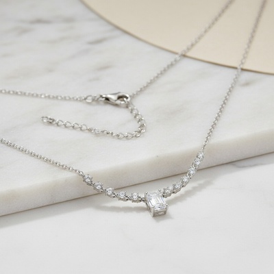 Presinsky Elegantný strieborný náhrdelník s obdĺžnikovým zirkónom NZB109425