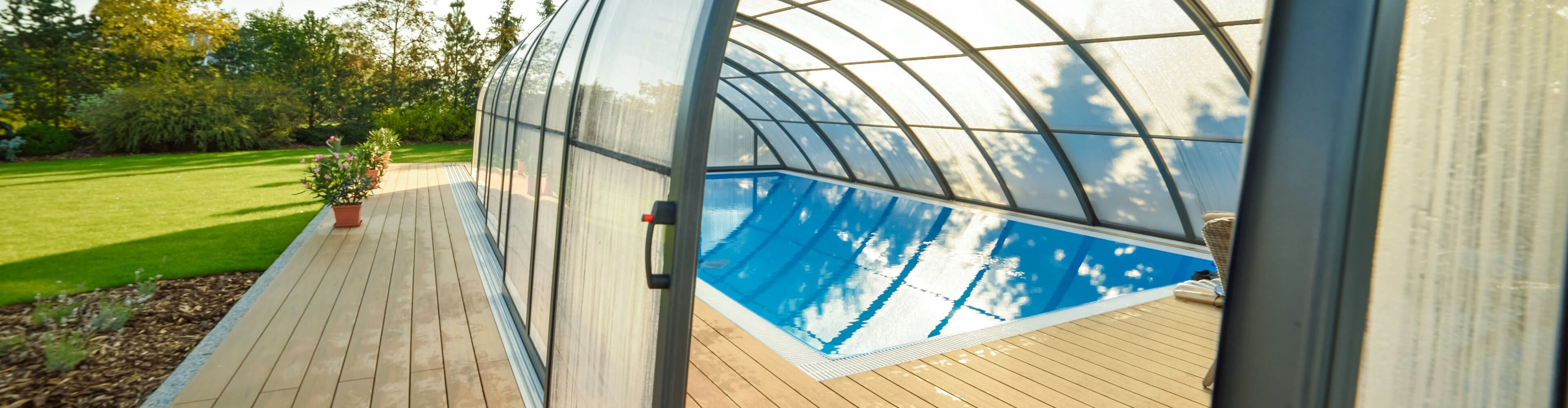 Piscină privată acoperită cu pergolă de sticlă 