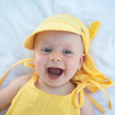 Mušelínový šátek s kšiltem žlutý – Zboží Mobilmania