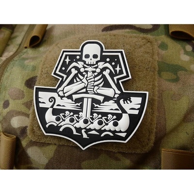 JACKETS TO GO Nášivka GHOST SHIP SKULL plast ČERNÁ/BÍLÁ