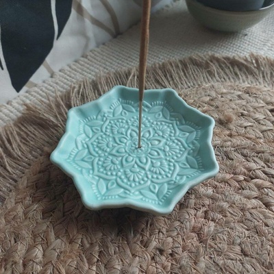 Mani Bhadra stojánek na vonné tyčinky Květ života pískovec 10 x 10 cm