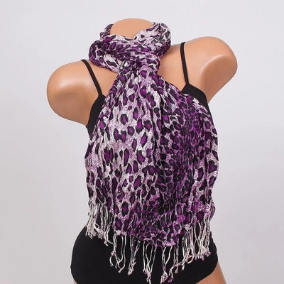 Моден шал в цвят патладжан с леопардов десен