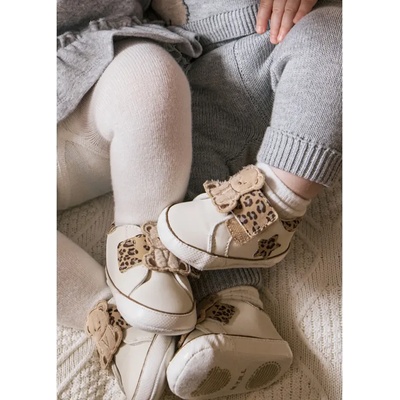 Mayoral Спортни декоративни обувки в кремав цвят със сладко мече за новородено момиче Mayoral