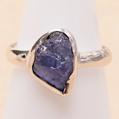 Nefertitis Tanzanit surový prsten stříbro LOT399