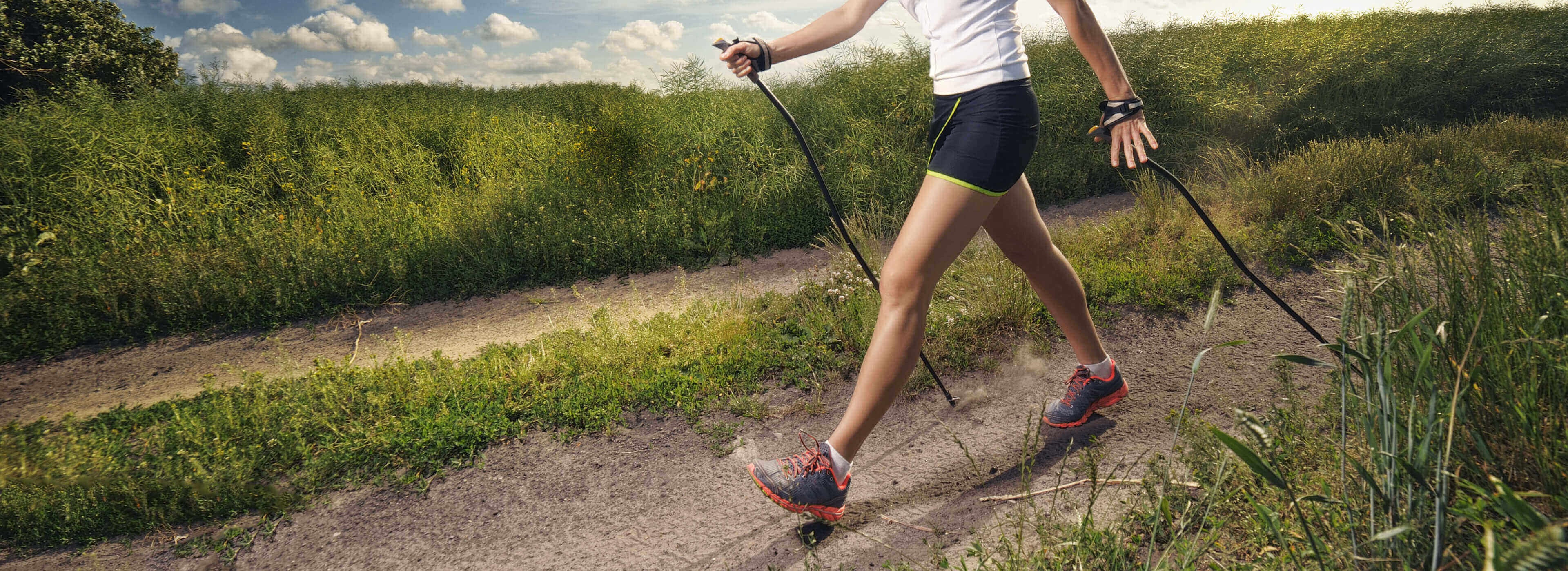 Túrázó nő nordic walking botokkal
