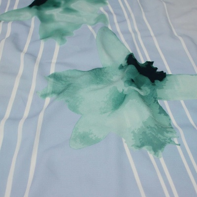 Šatovka modrá krep, zelený květ, š.145